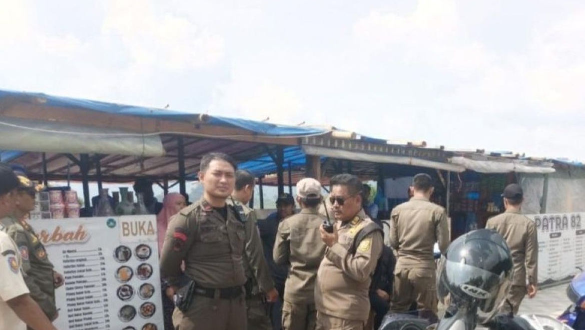 Petugas saat melayangkan surat peringatan kepada pengelola Warpat di Cisarua, Kabupaten Bogor, Jawa Barat. (Satpol PP Kabupaten Bogor)
