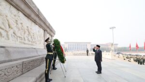 Potret Presiden Prabowo Lakukan Peletakan Bunga di Monumen Pahlawan Rakyat Beijing