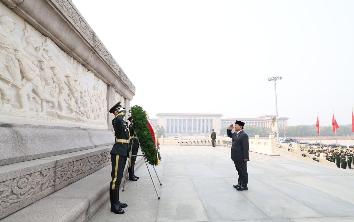 Presiden RI Prabowo Subianto meletakkan karangan bunga saat mengunjungi Monumen Pahlawan Rakyat, Tiananmen Square di Beijing, China, Sabtu (9/11/2024). (Biro Pers Sekretariat Presiden)