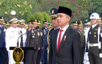 Wakil Presiden (Wapres) Gibran Rakabuming Raka memimpin upacara peringatan Hari Pahlawan di Taman Makam Pahlawan (TMP) Kalibata, Jakarta Selatan, Minggu (10/11). (Setpres)
