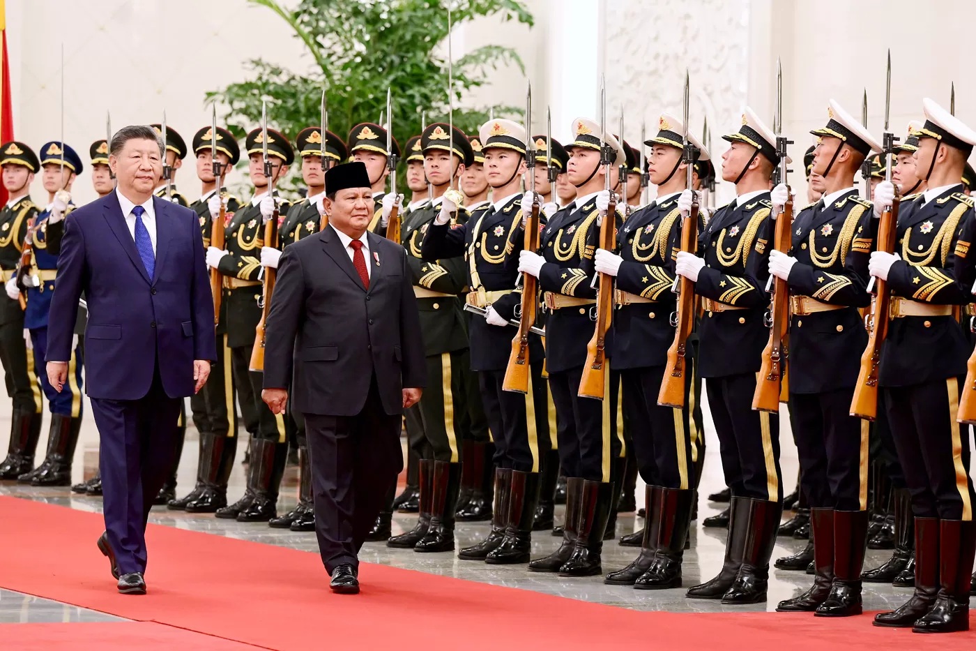Presiden Tiongkok Xi Jinping dan Presiden Republik Indonesia Prabowo Subianto meninjau barisan kehormatan selama upacara penyambutan di Balai Agung Rakyat di China, Sabtu (9/11/2024). (Muchlis Jr/ Biro Pers Sekretariat Presiden)