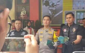 Kapolres Cianjur, Jawa Barat AKBP Rohman Yongky Dilatha menggelar konfrensi pers terkait kasus Tindak Pidana Penjualan Orang yang melibatkan pelaku ibu dan anak warga Cianjur. (Ahmad Fikri)
