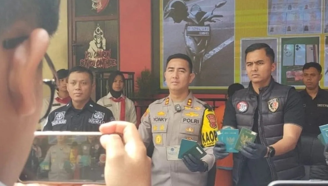 Kapolres Cianjur, Jawa Barat AKBP Rohman Yongky Dilatha menggelar konfrensi pers terkait kasus Tindak Pidana Penjualan Orang yang melibatkan pelaku ibu dan anak warga Cianjur. (Ahmad Fikri)