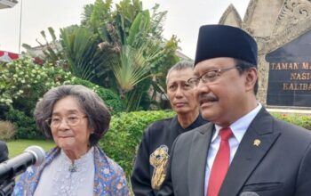 Mensos Saifullah Yusuf atau Gus Ipul (kanan) ditemui di Taman Makam Pahlawan Nasional Utama (TMPNU), Kalibata, Jakarta, usai upacara memperingati Hari Pahlawan pada Minggu (10/11/2024). (Lintang Budiyanti Prameswari).