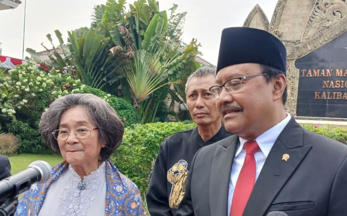 Mensos Saifullah Yusuf atau Gus Ipul (kanan) ditemui di Taman Makam Pahlawan Nasional Utama (TMPNU), Kalibata, Jakarta, usai upacara memperingati Hari Pahlawan pada Minggu (10/11/2024). (Lintang Budiyanti Prameswari).