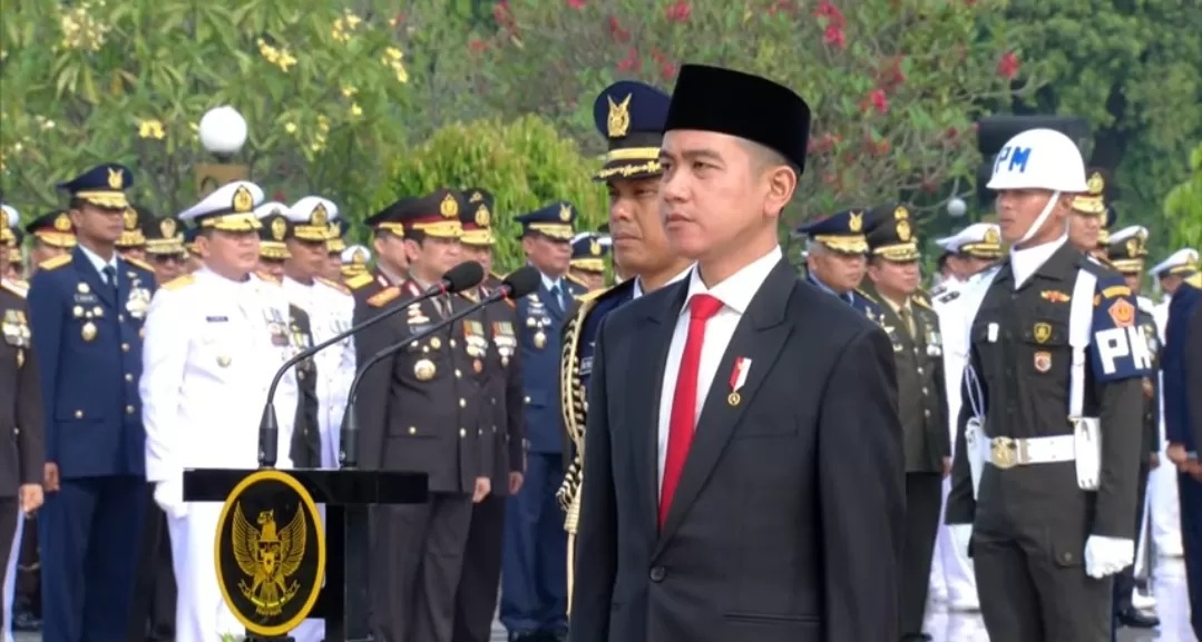 Wakil Presiden (Wapres) Gibran Rakabuming Raka memimpin upacara peringatan Hari Pahlawan di Taman Makam Pahlawan (TMP) Kalibata, Jakarta Selatan, Minggu (10/11). (Setpres)
