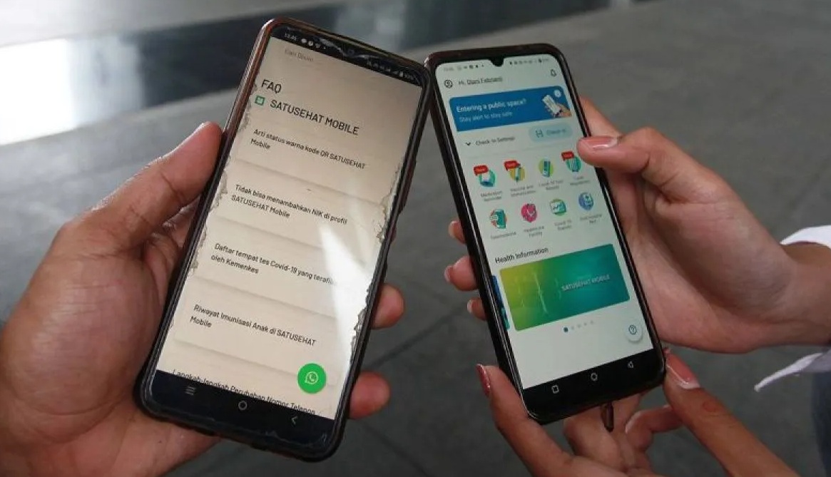 Warga mengakses aplikasi SatuSehat Mobile di Jakarta. (Ilustrasi )