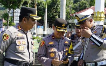 Kapolres Sukabumi AKBP Samian didampingi Wakapolres Sukabumi Kompol Rizka Fadhila saat melakukan pemeriksaan handphone milik salah seorang personel Polres Sukabumi di halaman Mapolres Sukabumi di Jalan Jajawai, Kecamatan Palabuhanratu, Kabupaten Sukabumi, Jabar pada Selasa, (12/11/2024).