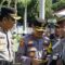 Kapolres Sukabumi AKBP Samian didampingi Wakapolres Sukabumi Kompol Rizka Fadhila saat melakukan pemeriksaan handphone milik salah seorang personel Polres Sukabumi di halaman Mapolres Sukabumi di Jalan Jajawai, Kecamatan Palabuhanratu, Kabupaten Sukabumi, Jabar pada Selasa, (12/11/2024).