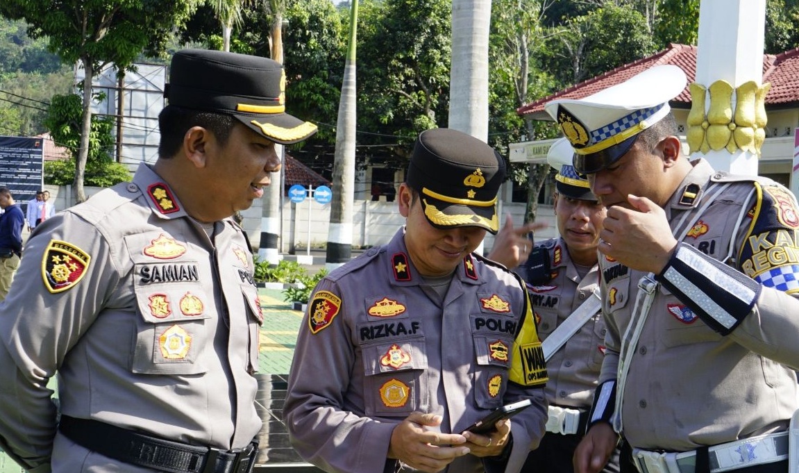 Kapolres Sukabumi AKBP Samian didampingi Wakapolres Sukabumi Kompol Rizka Fadhila saat melakukan pemeriksaan handphone milik salah seorang personel Polres Sukabumi di halaman Mapolres Sukabumi di Jalan Jajawai, Kecamatan Palabuhanratu, Kabupaten Sukabumi, Jabar pada Selasa, (12/11/2024).