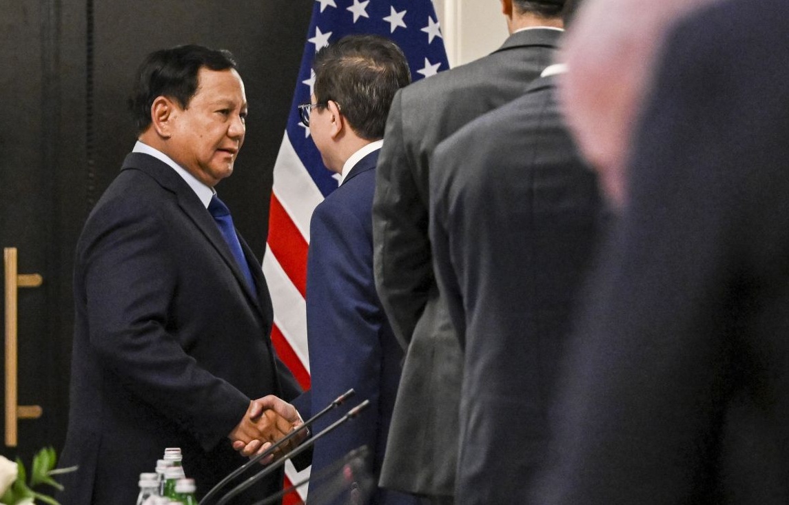 Presiden Prabowo Subianto (kiri) menyalami anggota United States-Indonesia Society (Usindo) David Merril (kedua kanan) saat pertemuan di Washington DC, Amerika Serikat, Senin (11/11/2024). (Hafidz Mubarak)