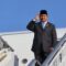 Presiden Prabowo Subianto memberi hormat dari atas pesawat saat akan bertolak menuju Washington DC, Amerika Serikat, di Bandara Internasional Capital, Beijing, China, Minggu (10/11/2024).(Desca Lidya Natalia).