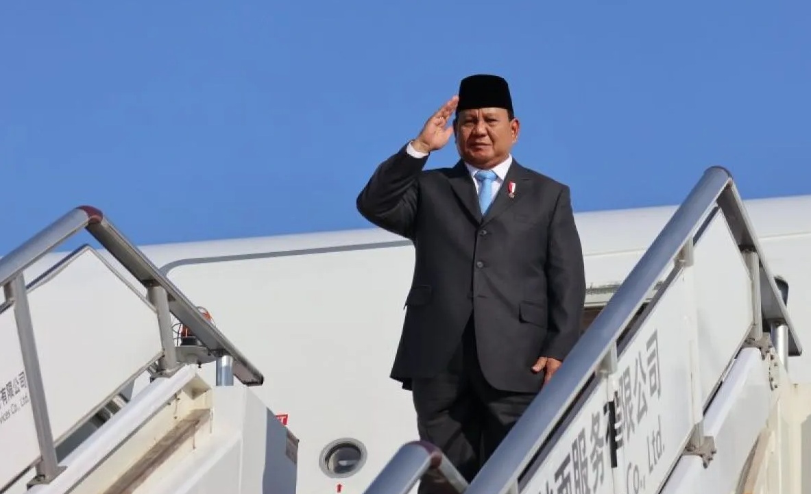 Presiden Prabowo Subianto memberi hormat dari atas pesawat saat akan bertolak menuju Washington DC, Amerika Serikat, di Bandara Internasional Capital, Beijing, China, Minggu (10/11/2024).(Desca Lidya Natalia).
