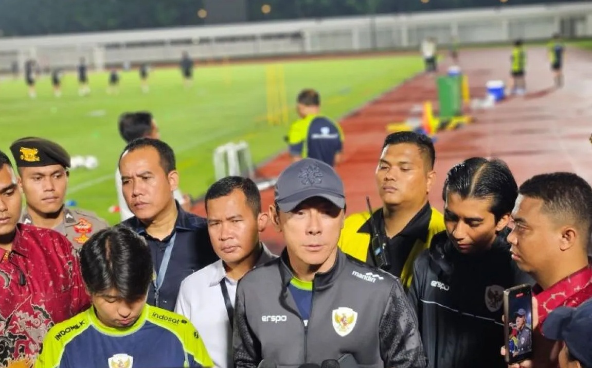 Pelatih tim nasional Shin Tae-yong (tengah) menjawab pertanyaan pewarta di Stadion Madya, Jakarta, Selasa (12/11/2024). (RAUF ADIPATI)
