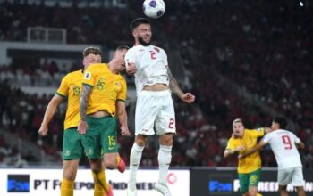 Pesepak bola Timnas Indonesia Calvin Verdonk (tengah) berebut bola di udara dengan pesepak bola Timnas Australia Mitchell Duke (kedua kiri) dan Harry Souttar (kiri) pada laga Grup C putaran ketiga Kualifikasi Piala Dunia 2026 Zona Asia di Stadion Utama Gelora Bung Karno, Senayan, Jakarta, Selasa (10/9/2024).