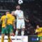 Pesepak bola Timnas Indonesia Calvin Verdonk (tengah) berebut bola di udara dengan pesepak bola Timnas Australia Mitchell Duke (kedua kiri) dan Harry Souttar (kiri) pada laga Grup C putaran ketiga Kualifikasi Piala Dunia 2026 Zona Asia di Stadion Utama Gelora Bung Karno, Senayan, Jakarta, Selasa (10/9/2024).