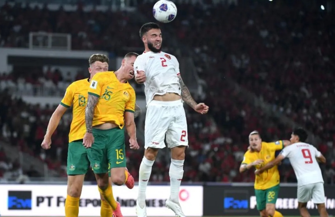 Pesepak bola Timnas Indonesia Calvin Verdonk (tengah) berebut bola di udara dengan pesepak bola Timnas Australia Mitchell Duke (kedua kiri) dan Harry Souttar (kiri) pada laga Grup C putaran ketiga Kualifikasi Piala Dunia 2026 Zona Asia di Stadion Utama Gelora Bung Karno, Senayan, Jakarta, Selasa (10/9/2024).