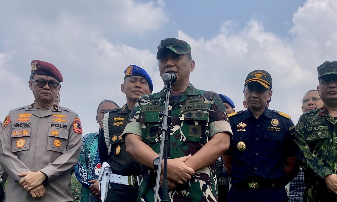 Wakil Irjen TNI Mayjen TNI Alvis Anwar mengumumkan pembentukan Satgas Pencegahan, Pemantauan, dan Penindakan Pelanggaran Prajurit saat jumpa pers di Lapangan PRIMA, Mabes TNI, Cilangkap, Jakarta, Rabu (13/11/2024). (Genta Tenri Mawangi)