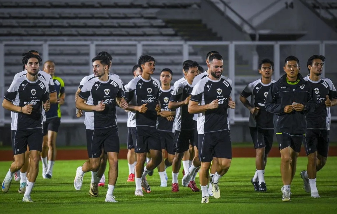 Timnas Indonesia menjalani sesi latihan di kompleks Stadion Madya Gelora Bung Karno, Senayan, Jakarta, Selasa (12/11/2024). Latihan yang diikuti 27 pemain tersebut merupakan persiapan Indonesia melawan Jepang dalam laga Grup C Babak Ketiga Kualifikasi Piala Dunia 2026 di Stadion Utama Gelora Bung Karno pada Jumat (15/11). ANTARA FOTO/Muhammad Ramdan (MUHAMMAD RAMDAN)
