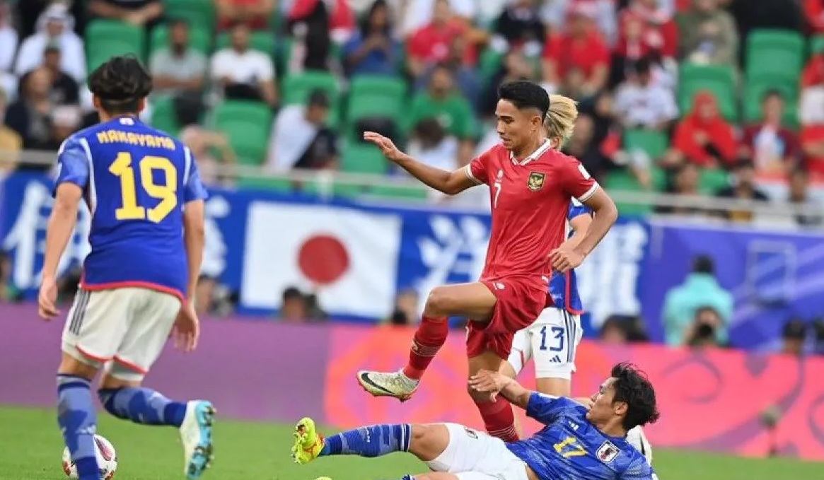 Pesepakbola Timnas Indonesia Marselino Ferdinan (tengah) menggiring bola dihalangi pesepakbola Timnas Jepang Reo Hatate (kanan) dan Yuta Nakayama (kiri) saat bertanding pada penyisihan grup D Piala Asia 2023 di Stadion Al Thumama, Doha, Qatar, Rabu (24/1/2024). (Yusran Uccang).