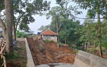 Lokasi tanggul kolam yang roboh di Pondok Pesantren (Ponpes) Darussyifa Al-Fithroh Yaspida di Kecamatan Kadudampit, Kabupaten Sukabumi, Jawa Barat dan menimpa sejumlah santri pada Rabu, (13/11/2024) sekitar pukul 22.00 WIB yang mengakibatkan empat santri meninggal dunia, dua santri luka ringan dan tiga santri mengalami luka berat.
