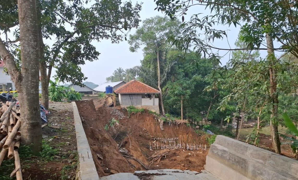 Lokasi tanggul kolam yang roboh di Pondok Pesantren (Ponpes) Darussyifa Al-Fithroh Yaspida di Kecamatan Kadudampit, Kabupaten Sukabumi, Jawa Barat dan menimpa sejumlah santri pada Rabu, (13/11/2024) sekitar pukul 22.00 WIB yang mengakibatkan empat santri meninggal dunia, dua santri luka ringan dan tiga santri mengalami luka berat.
