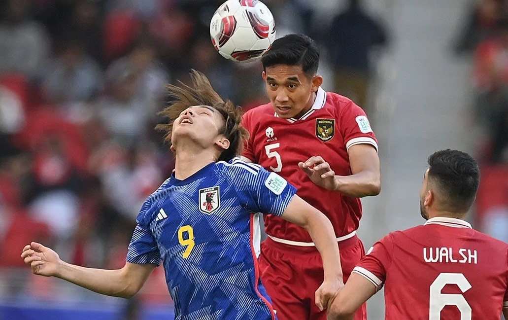 Pesepak bola Timnas Indonesia Rizky Ridho Ramadhani (tengah) dan Sandy Walsh (kanan) berebut bola dengan pesepak bola Timnas Jepang Ayase Ueda (kiri) saat bertanding pada penyisihan grup D Piala Asia 2023 di Stadion Al Thumama, Doha, Qatar, Rabu (24/1/2024)