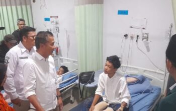 Pj Gubernur Jawa Barat Bey Machmudin saat meninjau kondisi santri Pondok Pesantren (Ponpes) Darussyifa Al-Fithroh Yaspida Sukabum korban robohnya tanggul kolam yang tengah dirawat di Rumah Sakit (RS) Setukpa Lemdikpol Polri Sukabumi, Jumat (15/11/2024). 