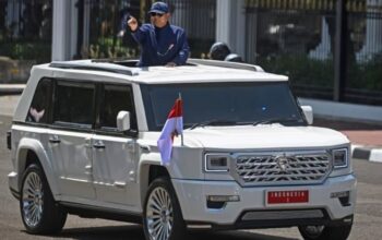 Ilustrasi Presiden Prabowo Subianto menggunakan kendaraan produksi Pindad, Maung Garuda. (Hafidz Mubarak A/Antara)