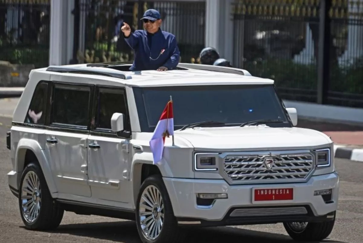 Ilustrasi Presiden Prabowo Subianto menggunakan kendaraan produksi Pindad, Maung Garuda. (Hafidz Mubarak A/Antara)