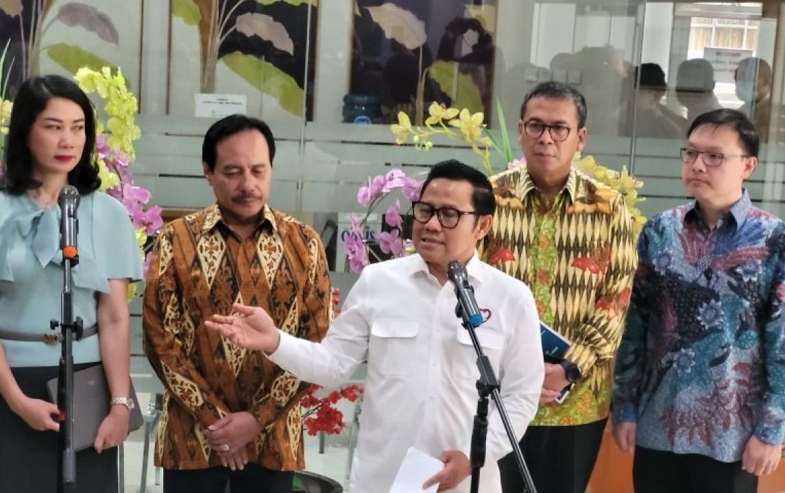 Menteri Koordinator Bidang Pemberdayaan Masyarakat (Menko PM) Muhaimin Iskandar (tengah), usai mengunjungi pasien rehabilitasi kecanduan judi online di Rumah Sakit Umum Pusat Nasional Cipto Mangunkusumo (RSCM) Jakarta, Jumat (15/11/2024). (Dokumen Pribadi)