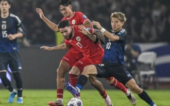 Pesepak bola Timnas Indonesia Calvin Verdonk (kedua kanan) bersama rekan setimnya Rafael William Struick (kedua kiri) berebut bola dengan pesepak bola Timnas Jepang Ritsu Doan (kanan) dalam pertandingan Grup C putaran ketiga Kualifikasi Piala Dunia 2026 Zona Asia di Stadion Utama Gelora Bung Karno, Senayan, Jakarta, Jumat (15/11/2024). (Aprillio Akbar)