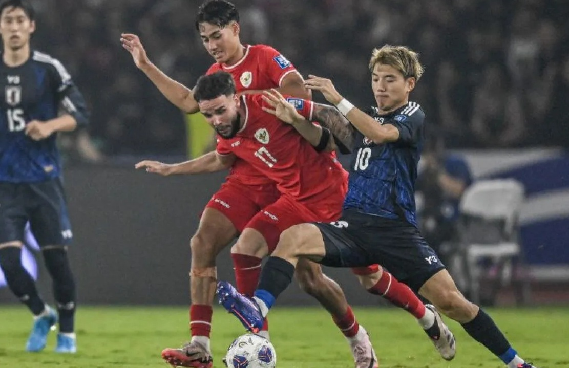 Pesepak bola Timnas Indonesia Calvin Verdonk (kedua kanan) bersama rekan setimnya Rafael William Struick (kedua kiri) berebut bola dengan pesepak bola Timnas Jepang Ritsu Doan (kanan) dalam pertandingan Grup C putaran ketiga Kualifikasi Piala Dunia 2026 Zona Asia di Stadion Utama Gelora Bung Karno, Senayan, Jakarta, Jumat (15/11/2024). (Aprillio Akbar)