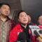 Ketua Umum PSSI, Erick Thohir (tengah) saat memberikan keterangan pers seusai pertandingan antara timnas Indonesia menghadapi Jepang pada pertandingan kelima putaran ketiga Kualifikasi Piala Dunia 2026 zona Asia yang berlangsung di Stadion Gelora Bung Karno, Senayan, Jakarta, Jumat (15/11/2024). (Fathur Rochman)