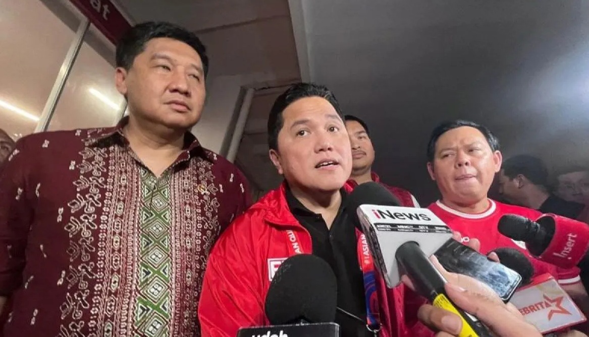 Ketua Umum PSSI, Erick Thohir (tengah) saat memberikan keterangan pers seusai pertandingan antara timnas Indonesia menghadapi Jepang pada pertandingan kelima putaran ketiga Kualifikasi Piala Dunia 2026 zona Asia yang berlangsung di Stadion Gelora Bung Karno, Senayan, Jakarta, Jumat (15/11/2024). (Fathur Rochman)