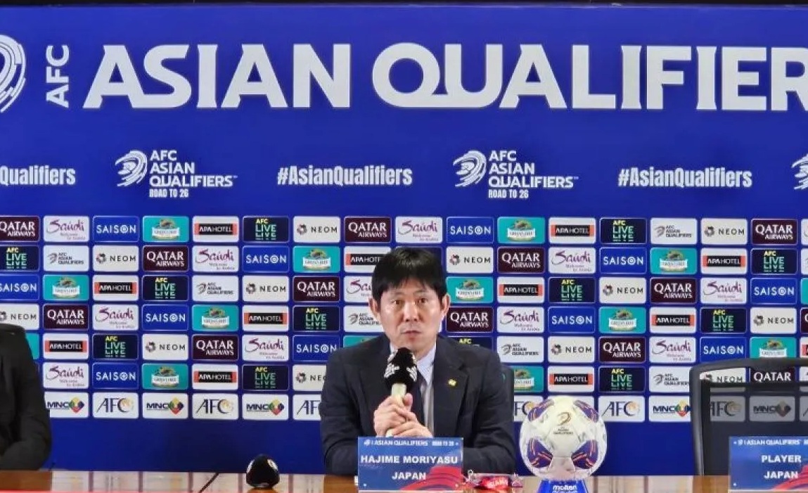 Pelatih timnas Jepang Hajime Moriyasu menjawab pertanyaan pewarta pada jumpa pers setelah pertandingan kualifikasi Piala Dunia 2026 zona Asia melawan Indonesia di Stadion Utama Gelora Bung Karno, Jakarta, Jumat (15/11/2024). (RAUF ADIPATI)