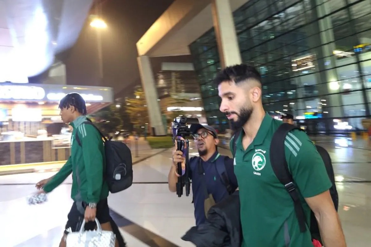Pemain tim nasional Arab Saudi beserta ofisial tiba di Terminal 3 Bandara Internasional Soekarno-Hatta (Soetta), Tangerang, Banten, Jumat (15/11/2024) malam. (Azmi Samsul Maarif)