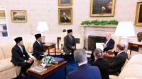 Potret Seskab Teddy Dampingi Prabowo Temui Joe Biden di Gedung Putih