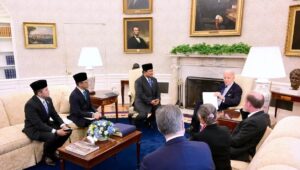 Potret Seskab Teddy Dampingi Prabowo Temui Joe Biden di Gedung Putih