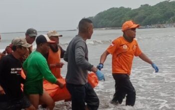 Tim SAR gabungan dibantu nelayan saat mengevakuasi jasad Kalam Ilahi (30) ke Dermaga Ujunggenteng, Kabupaten Sukabumi, Jabar pada Sabtu, (16/11/2024). (Satpolairud Polres Sukabumi)