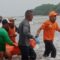 Tim SAR gabungan dibantu nelayan saat mengevakuasi jasad Kalam Ilahi (30) ke Dermaga Ujunggenteng, Kabupaten Sukabumi, Jabar pada Sabtu, (16/11/2024). (Satpolairud Polres Sukabumi)
