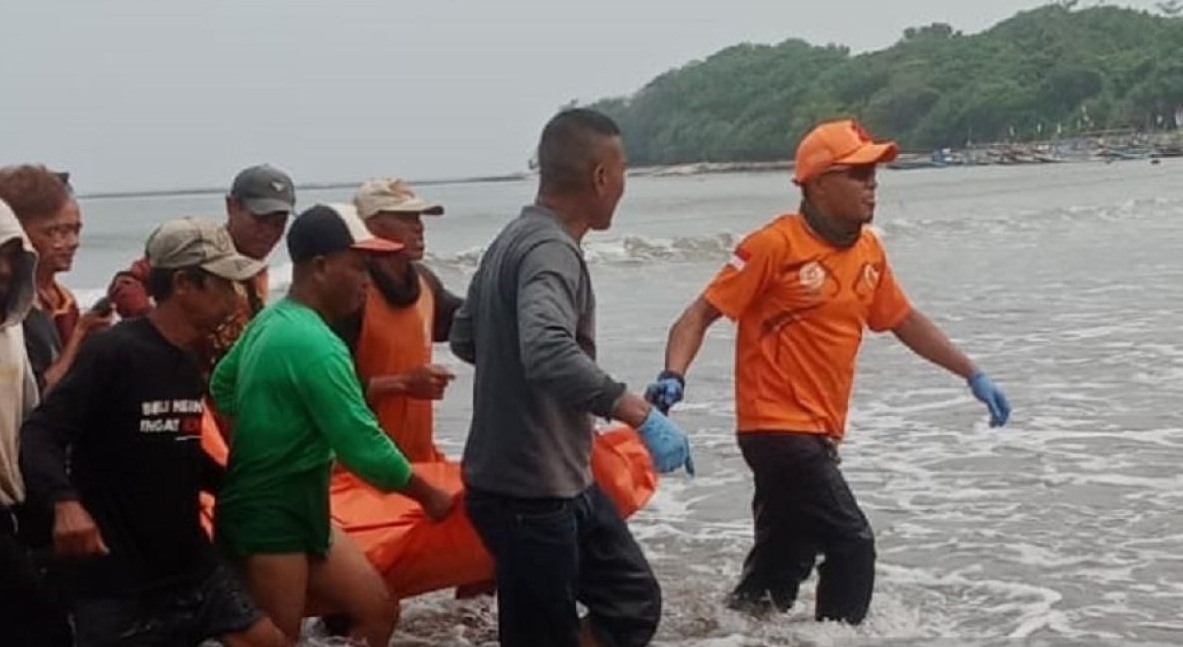 Tim SAR gabungan dibantu nelayan saat mengevakuasi jasad Kalam Ilahi (30) ke Dermaga Ujunggenteng, Kabupaten Sukabumi, Jabar pada Sabtu, (16/11/2024). (Satpolairud Polres Sukabumi)