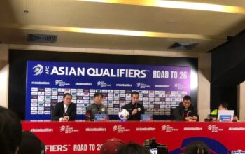 Gelandang timnas Indonesia Thom Haye (kedua dari kanan) menjawab pertanyaan pewarta pada jumpa pers sebelum pertandingan putaran ketiga kualifikasi Piala Dunia 2026 melawan Arab Saudi di Stadion Utama Gelora Bung Karno, Jakarta, Senin (18/11/2024). (Zaro Ezza Syachniar)