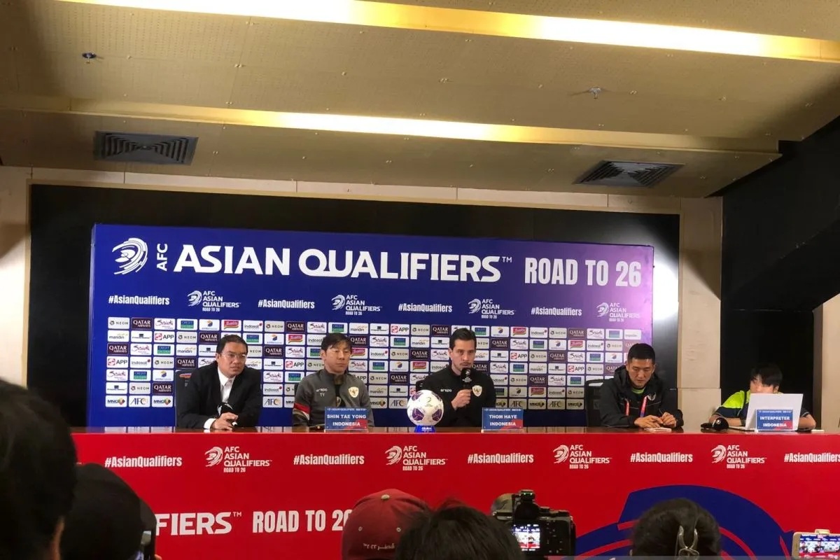 Gelandang timnas Indonesia Thom Haye (kedua dari kanan) menjawab pertanyaan pewarta pada jumpa pers sebelum pertandingan putaran ketiga kualifikasi Piala Dunia 2026 melawan Arab Saudi di Stadion Utama Gelora Bung Karno, Jakarta, Senin (18/11/2024). (Zaro Ezza Syachniar)
