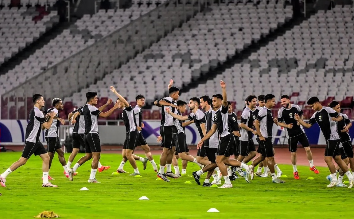Pesepak bola Timnas Indonesia menjalani sesi latihan resmi di Stadion Utama Gelora Bung Karno, Senayan, Jakarta, Senin (18/11/2024). (Rivan Awal Lingga)