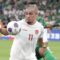 Pesepak bola Timnas Indonesia Ragnar Oratmangoen (depan) melindungi bola dari pesepak bola Arab Saudi pada pertandingan babak pertama laga Grup C putaran ketiga Kualifikasi Piala Dunia 2026 zona Asia di Stadion King Abdullah Sports City, Jeddah, Arab Saudi, Jumat (6/9/2024) dini hari.