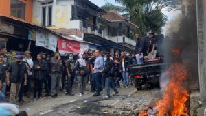 Diduga Korupi, Kantor Desa Cipetir Sukabumi Didemo Warga
