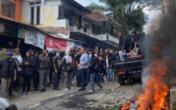 Warga Demo Desa Cipetir Sukabumi