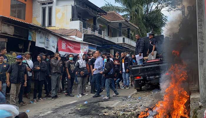 Warga Demo Desa Cipetir Sukabumi