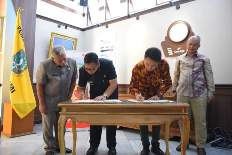 BERI SOLUSI: Pemkot Sukabumi menjalin kerjasama dengan Kementerian PUPR dan PT Semen Jawa (SCG) untuk mengatasi permasalah sampah yang ada di Kota Sukabumi dengan cara Refuse Derived Fuel (RDF) di Balai Kota Sukabumi. Kamis (22/8/2024). (ist)